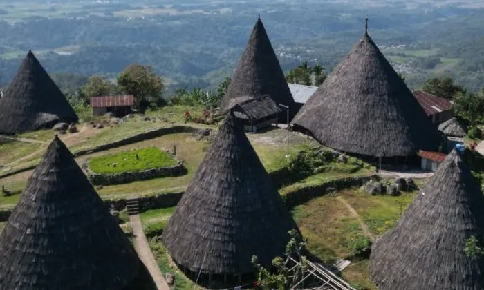 Desa wisata Todo memiliki mutiara tersembunyi yang barangkali banyak orang belum mengetahuinya. Mutiara itu sudah tersimpan sejak nenek moyang, jaman kerajaan. Mutiara tersembunyi itu sudah bersinar sejak lama bagaikan rembulan di kala malam gelap. Mutiara-mutiara itu yakni nilai-nilai kehidupan yang indah, selain bentuk rumah kerucut dan panorama alamnya.