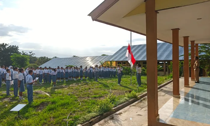 Saat Upacara Bendera di SMKN 1 Satarmese, Pimpinan Serukan Point Penting Ini kepada Guru dan Siswa