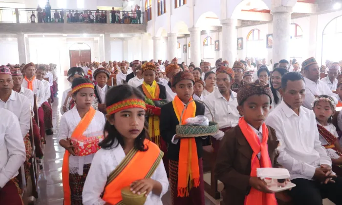 Penerimaan Komuni Pertama di paroki Todo Antara Budaya Pesta dan Perayaan Ekaristi terlupakan
